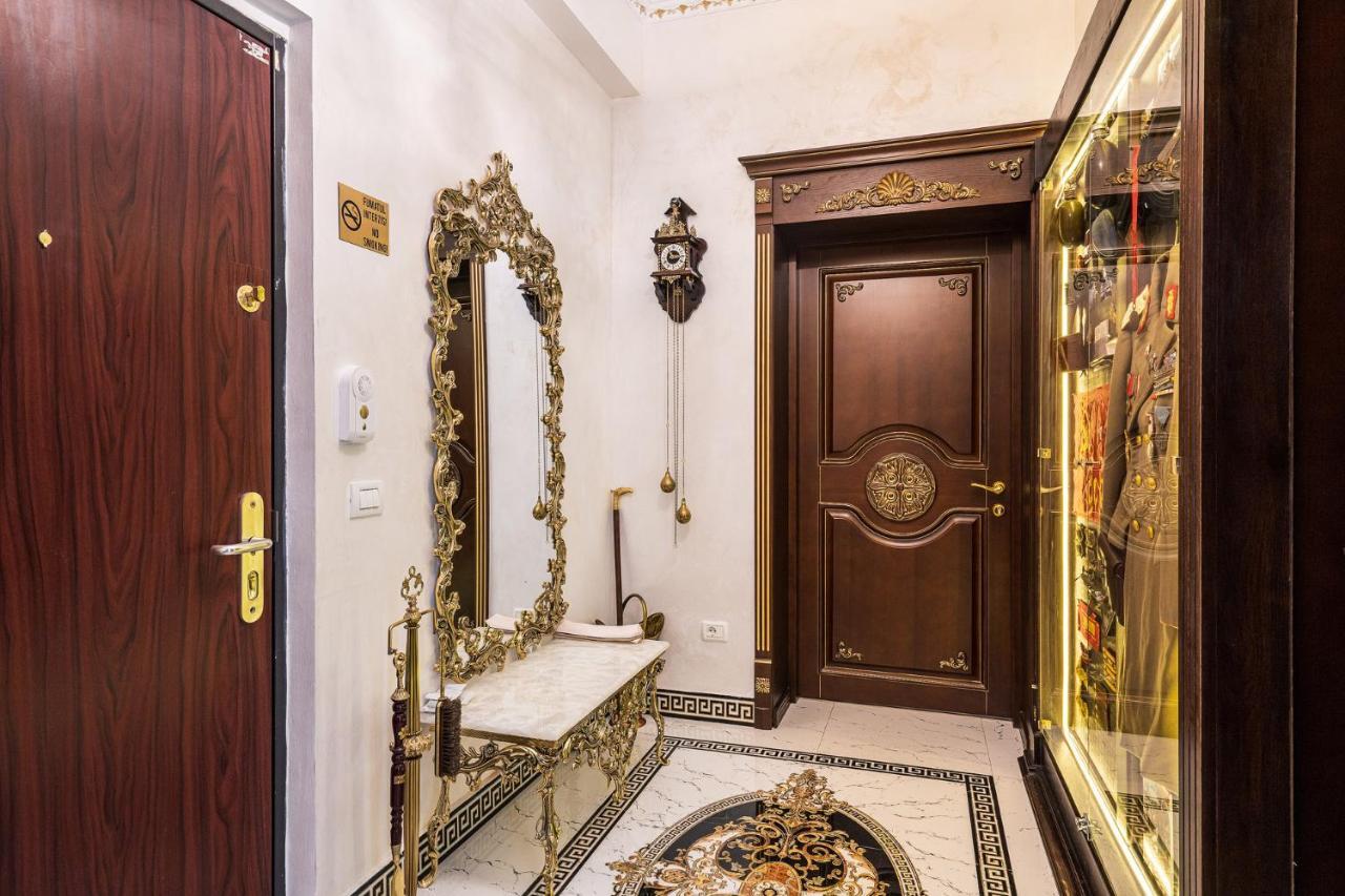 Private Museum Apartment With Antique Decor Bucureşti Eksteriør bilde