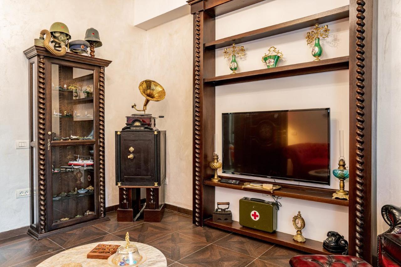 Private Museum Apartment With Antique Decor Bucureşti Eksteriør bilde
