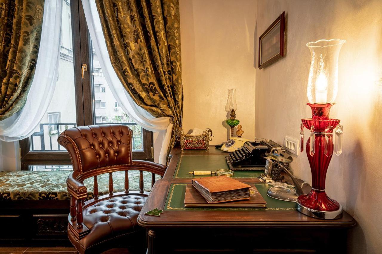 Private Museum Apartment With Antique Decor Bucureşti Eksteriør bilde