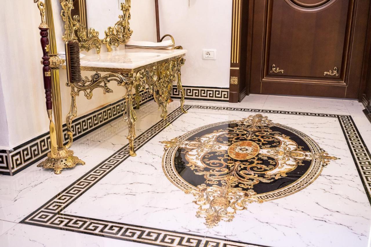 Private Museum Apartment With Antique Decor Bucureşti Eksteriør bilde