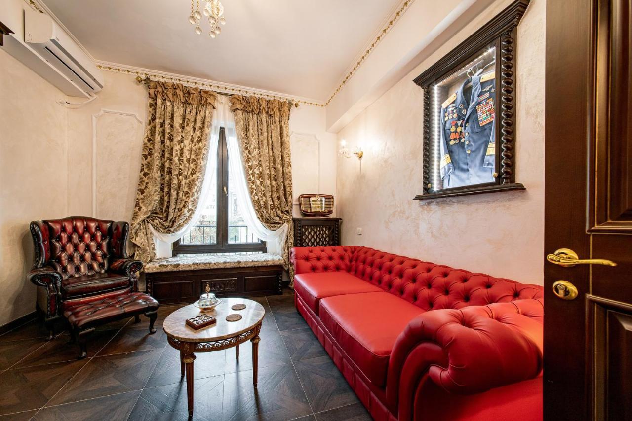 Private Museum Apartment With Antique Decor Bucureşti Eksteriør bilde