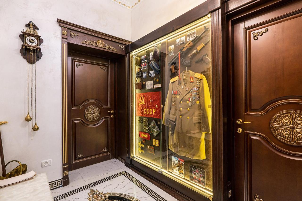 Private Museum Apartment With Antique Decor Bucureşti Eksteriør bilde