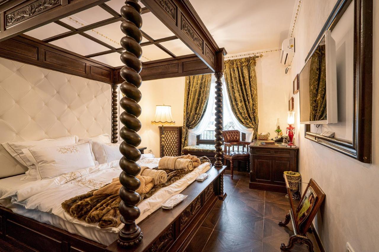 Private Museum Apartment With Antique Decor Bucureşti Eksteriør bilde