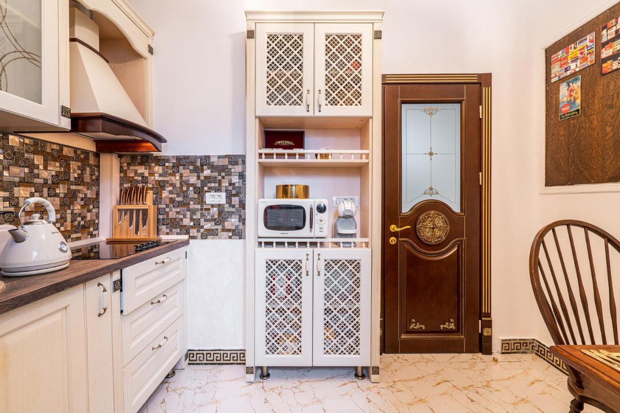 Private Museum Apartment With Antique Decor Bucureşti Eksteriør bilde