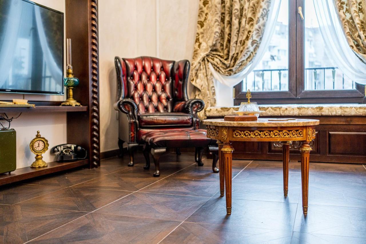 Private Museum Apartment With Antique Decor Bucureşti Eksteriør bilde